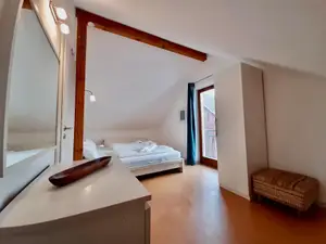 Ostschlafzimmer mit Doppelbett