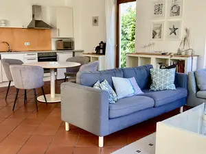Wohnraum mit Küche, Esstisch und großer Sofaecke Wohnraum mit Küche, Esstisch und großer Sofaecke