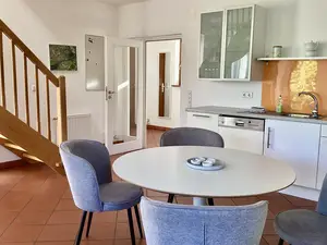 Wohnraum mit Treppe zu den Schlafräumen Wohnraum mit Treppe zu den Schlafräumen