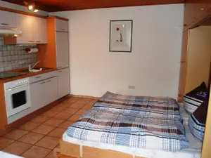 Schrankbett im kombinierten Wohn- und Essbereich