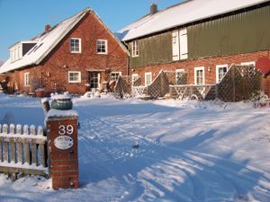 Blick auf den Pörksenhof im Winter