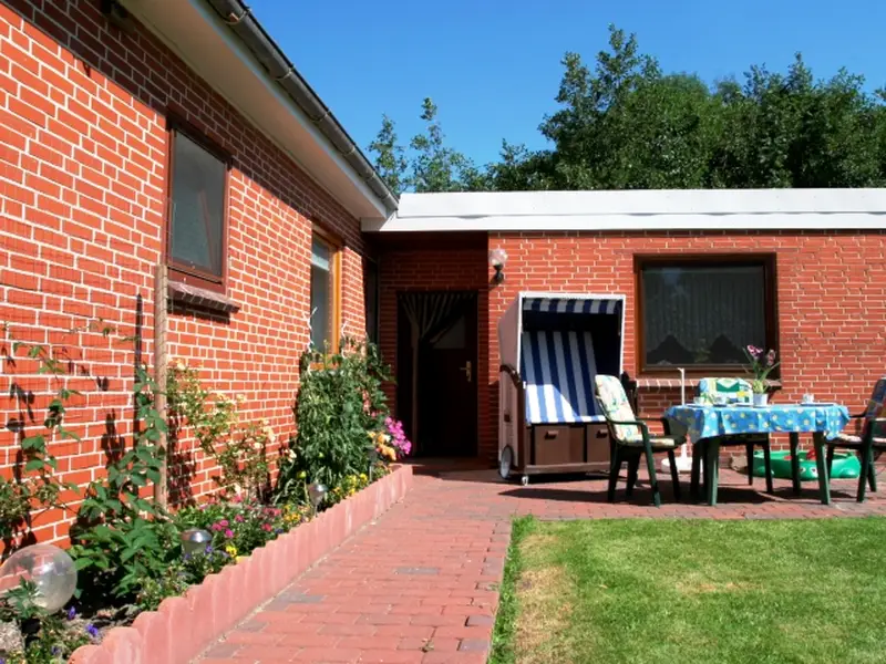 Blick auf die Terrasse mit Strandkorb