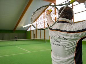 Hauseigene Tennishalle mit 3 Hallenplätzen und 2 Freiplätzen