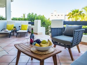 Private Terrasse mit eigenem Garten und Zugang zu den Gemeinschaftsgärten und dem Pool