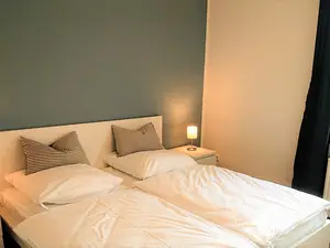 Großes Doppelbett im Schlafzimmer 1