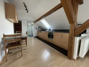 Große Küche mit Esstisch und Stühlen