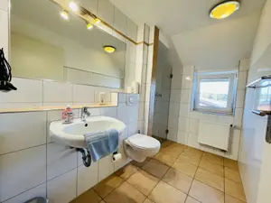 Sehr geräumiges, helles und sauberes Badezimmer mit Fenster