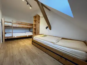 Einzel- und Etagenbett im separaten Schlafzimmer