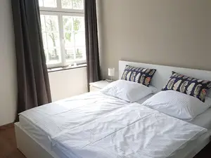 Gemütliches Schlafzimmer mit Doppelbett