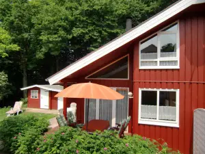 Terasse und Gartenhaus von Haus Mara