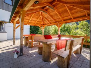 überdachte Gartenterrasse