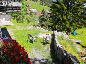 Spielplatz mit Blick auf Wiese mit Bächlein