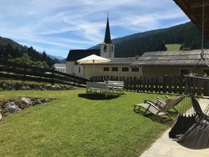 Garten mit Liegestühlen