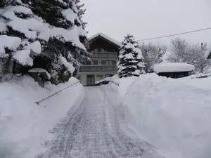 Hausansicht im Allgäuer Winter