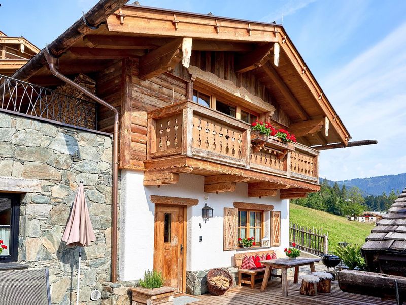 sonnige Terrasse vor jedem Chalet mit Grillplatz