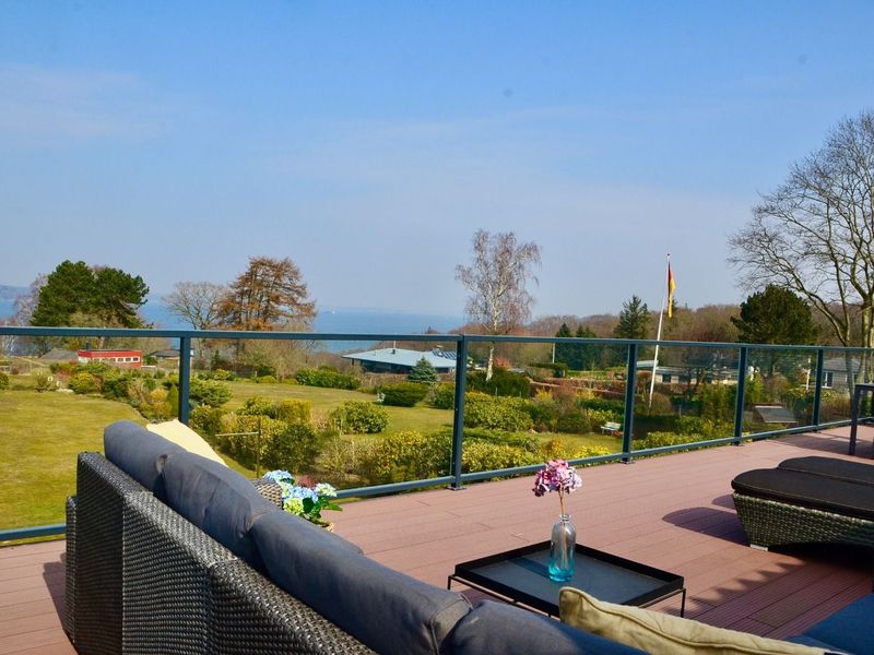 sonnige Terrasse mit gemütlichen Sitzgelegenheiten