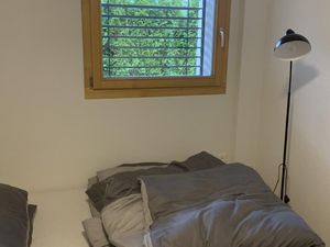 Schlafzimmer mit Stockbett und Doppelbett