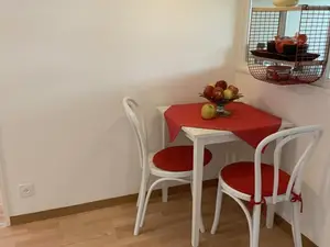 Diele mit kleiner Essecke Diele mit kleiner Essecke