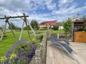 Ferienhaus Bührer Schaukel Wiese und Pooleingang Ferienhaus Bührer Schaukel Wiese und Pooleingang