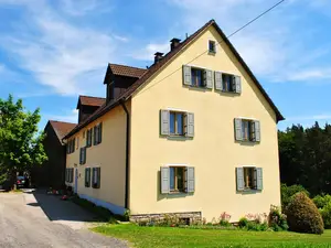 Hofbereich mit Hauseingang - Die Ferienwohnungen befinden sich im 1. Stock