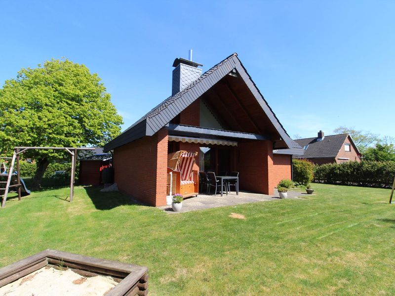 Außenansicht des Gebäudes. Terrasse mit Garten