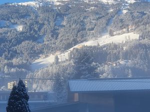 Blick zur Skipiste im Winter