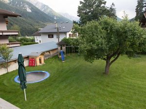 Garten mit Spielwiese Sommer