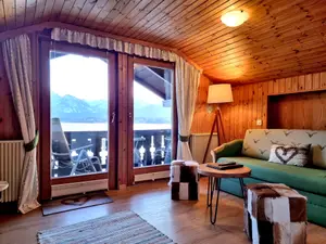 Wohnzimmer mit Seeblick