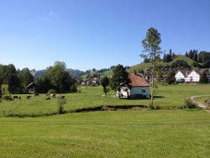 nahe beim Dorf und doch ruhig gelegen im Grünen