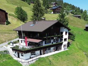 alpinchalet-zigjam-gaschurn-ausenansicht-sommer