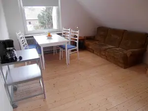 Fewo Fried Wohnküche-Essbereich und Sofa