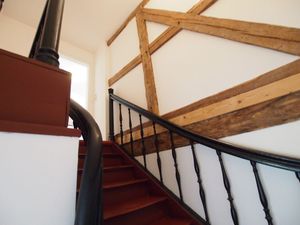 Wohnbereich. Historische Treppe zur Galerie MITTE