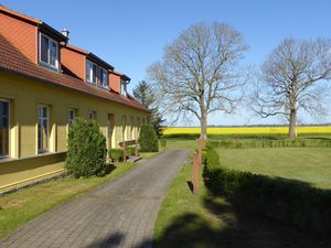 Außenansicht des Gebäudes. Zufahrt zum Be-und Entladen