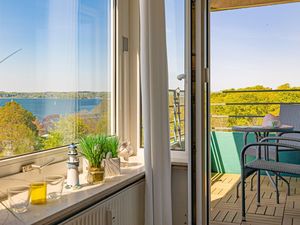 geräumiges, helles Wohnbereich mit Zugang zum Balkon