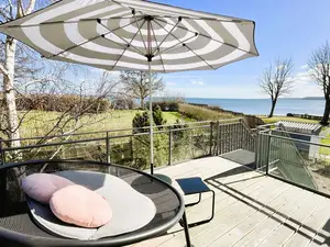 Erhöhter Balkon mit Meerblick