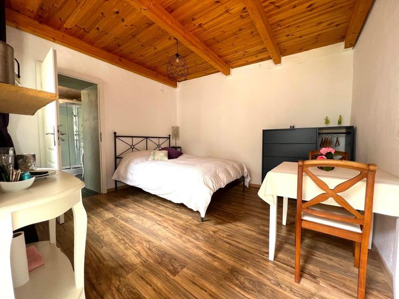 Schlafzimmer mit französichem Bett (140x200cm), Schrank und kleinem Essbereich und Fernseher (neu).