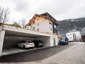 Haus außen mit Garage