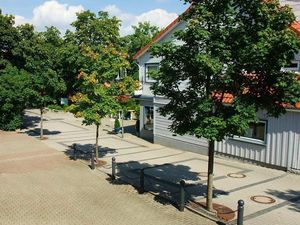 Ausblick aus dem Fenster. Blick auf den Parkplatz, Fußgängerzone