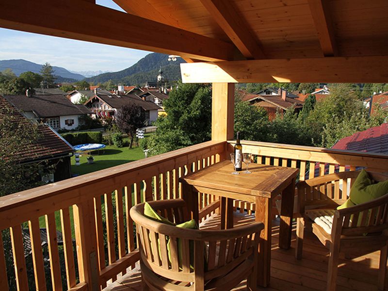 Überdachter Balkon mit Blick ins Achental