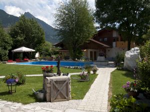 Pool mit Blick auf die Berge