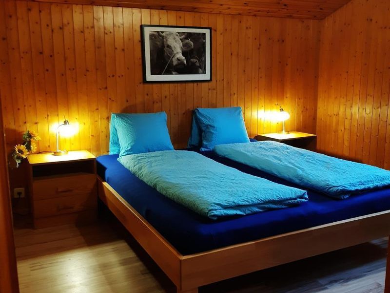 Schlafzimmer mit bequemem Doppelbett