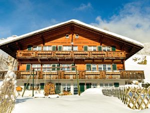 grosser Garten, ideal um den Schnee zu geniessen