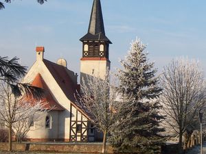 Kleine Dorfkirche im Winter