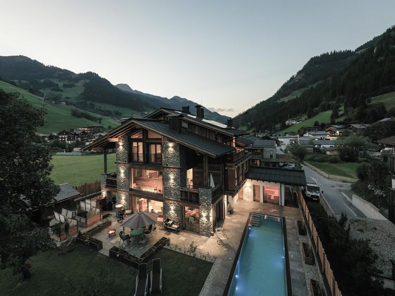 Alpine-Lofts-M26-Rohrmoser-Grossarl-Aussenpool-Sau