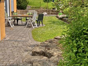 Ebenerdiger direkter Eingang - der Terrassen-/Rasenbereich erstreckt sich vor der ganzen Wohnung.