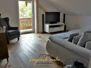 Wohnzimmer mit Balkonzugang