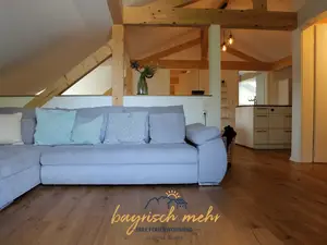 Wohnzimmer mit Blick auf Küchenbereich