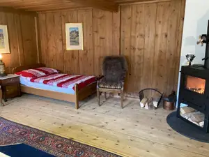 Schlafzimmer 3 mit Toilette und Lavabo