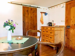 Wohnbereich_mit_Spültisch_App_2-4_Personen