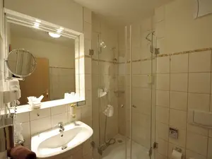 Bad Doppelzimmer mit Balkon Stammhaus Hotel Adlerbräu